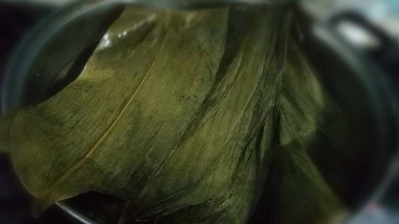 牛肉粽子,干粽子叶泡发后,加水煮沸
