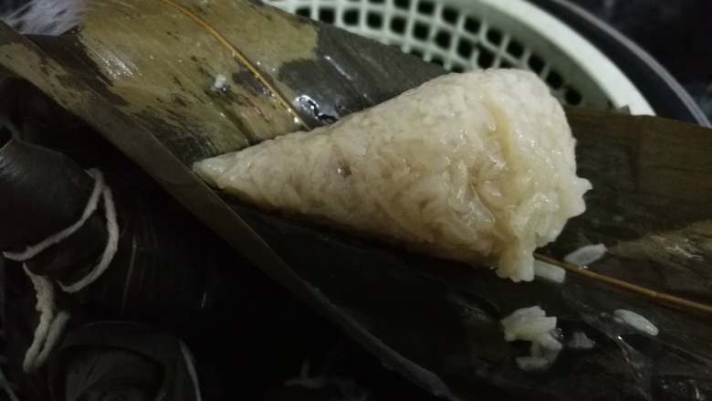 牛肉粽子,迫不及待打开了一个,好香~
