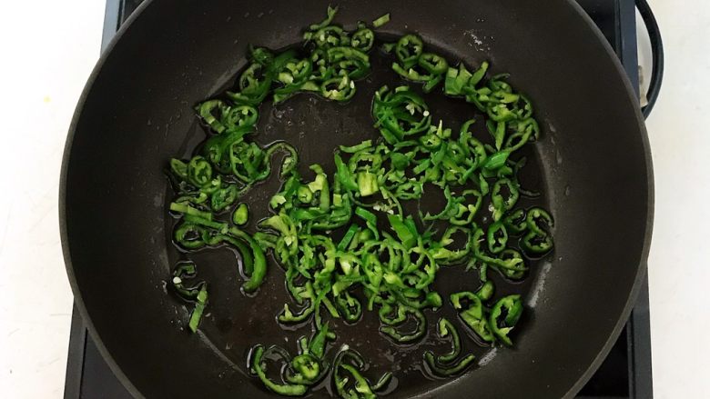 正宗东北炸酱面,用锅里的余油炒辣椒丝,翻炒1分钟
