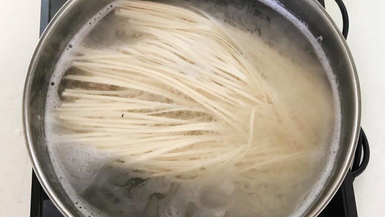 正宗东北炸酱面,锅里加入冷水,烧开后加入面条