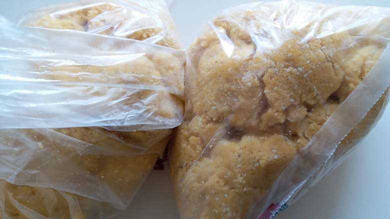 粗粮酥,把面团均匀的分成两份,分别装进保鲜袋