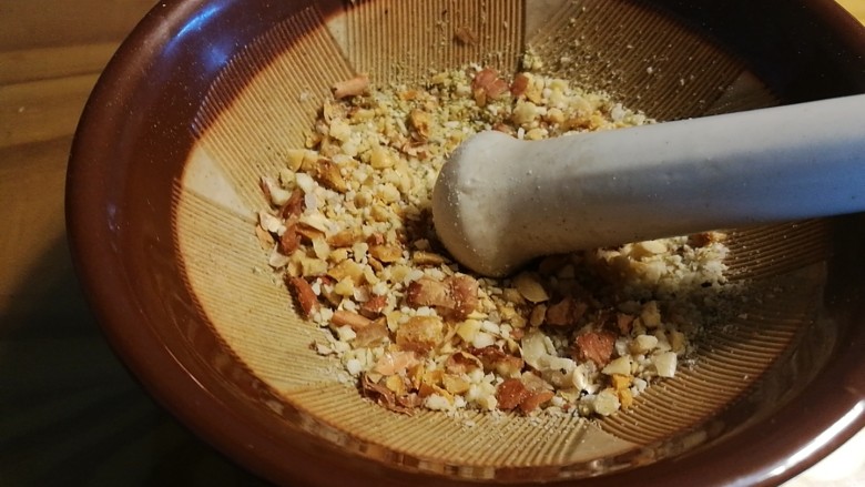 瘦身晚餐
香草烤菌菇薯条&生菜沙拉,用研钵捣碎,加入少许盐