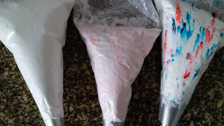 炫彩蛋白糖(无奶粉),我用了三个花嘴,三种形状,颜色也都不一样