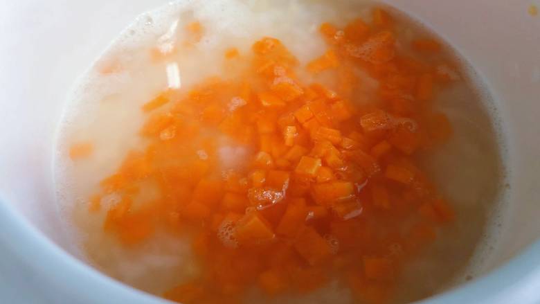 【宝宝辅食】干贝菠菜粥,再放入胡萝卜继续熬制半小时