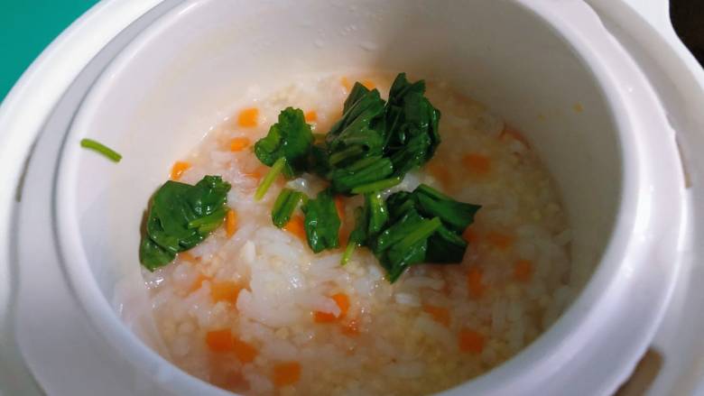 【宝宝辅食】干贝菠菜粥,待出锅前放入菠菜,继续熬制1分钟就可以啦