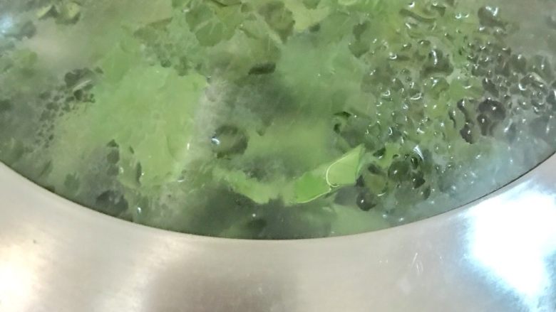 糟辣子蒸鲫鱼,盖上锅盖,大概10秒中