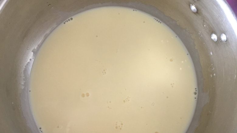 蔓越莓蛋挞,然后过筛,蛋挞液就做好了