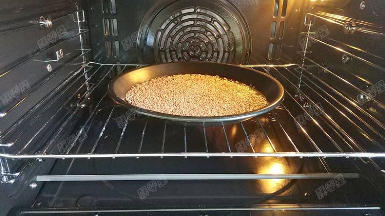 亚麻籽蜂蜜软欧,将亚麻籽放入烤箱中,150度烘烤15分钟左右,冷却后用擀面杖略微压碎一些