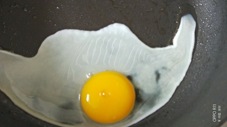 低脂营养有颜值的早餐,平底锅热油打一颗<a style='color:red;display:inline-block;' href='/shicai/ 9'>鸡蛋</a>,盖上盖子焖熟,翻面在煎一会儿