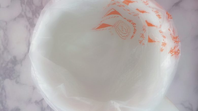 #宝宝辅食#时蔬鲜虾面,准备好小号裱花袋,倒入搅打好的虾泥,剪一个小口