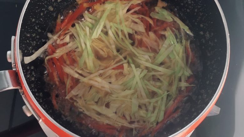 #宝宝辅食#时蔬鲜虾面,倒入卷心菜丝,水不多时,再加少量的水,煮3分钟左右