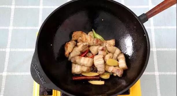 红烧肉,将五花肉翻炒到表面微黄出油的样子。
(如果您喜欢吃肥一点的肉，可以先不放油，把肉放锅里煎一下，肥油煎出来以后再炒，这样肥肉吃在嘴里不会肥也不会腻。)