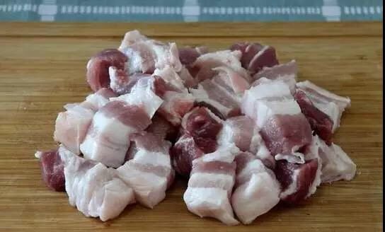 红烧肉,将<a style='color:red;display:inline-block;' href='/shicai/ 428'>五花肉</a>切成小块儿。(喜欢吃大块儿一点的切大一点。)