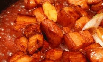 红烧肉,这时可以根据五花肉着色程度和调味决定是否补酱油。

一般顺序是，颜色不对则先补适量老抽，补完老抽再尝一遍味道，若咸味对了则无需补生抽，正确的调味应该是入口甜，进而甜咸，再是咸，层次丰富。