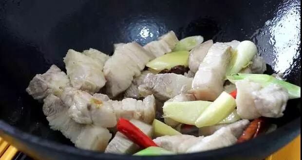 红烧肉,倒入焯水后的五花肉，翻炒。