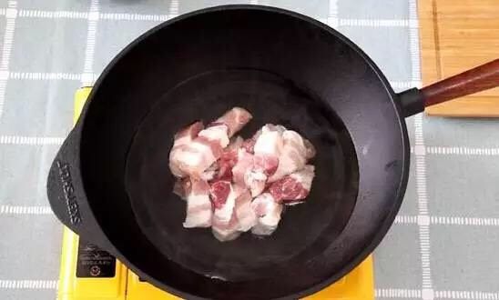 红烧肉,锅内倒水，猪肉冷水下锅，加<a style='color:red;display:inline-block;' href='/shicai/ 718'>料酒</a>去腥，焯一下血水。(猪肉冷水下锅可以将猪肉里面的血末全都逼出来。)