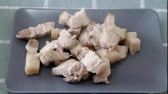 红烧肉,捞出，洗净浮沫儿。