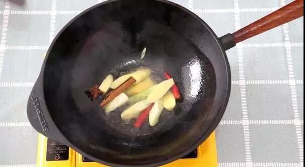 红烧肉,锅内倒油，下葱、<a style='color:red;display:inline-block;' href='/shicai/ 37'>姜</a>、<a style='color:red;display:inline-block;' href='/shicai/ 710'>桂皮</a>、<a style='color:red;display:inline-block;' href='/shicai/ 62'>辣椒</a>，<a style='color:red;display:inline-block;' href='/shicai/ 695'>八角</a>炒香。