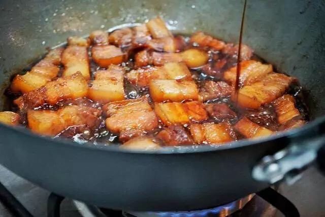 红烧肉,转大火倒入肉汤刚好没过五花肉，倒入<a style='color:red;display:inline-block;' href='/shicai/ 788'>生抽</a>调味，大火烧开后盖盖子，中小火焖煮约半小时，这时汤汁只剩下约三分之一，加约一指甲分量的<a style='color:red;display:inline-block;' href='/shicai/ 788'>生抽</a>再一次调味。