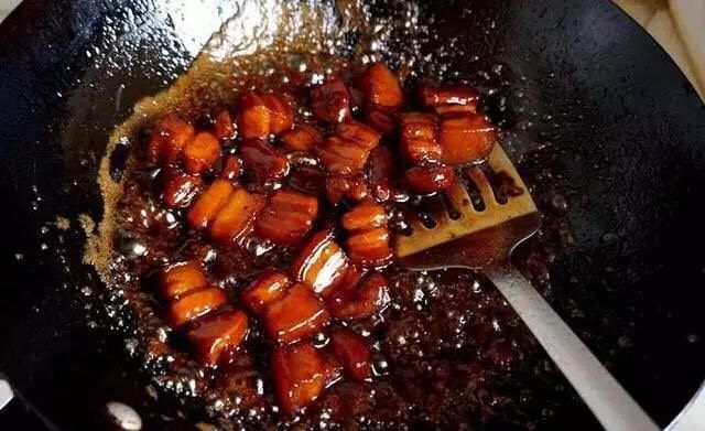 红烧肉,打开盖子，转大火稠浓汤汁，不停轻轻翻动猪肉，不要让肉碎掉，当红而发亮的汤汁彻底包裹住五花肉后就可以出锅装盆。