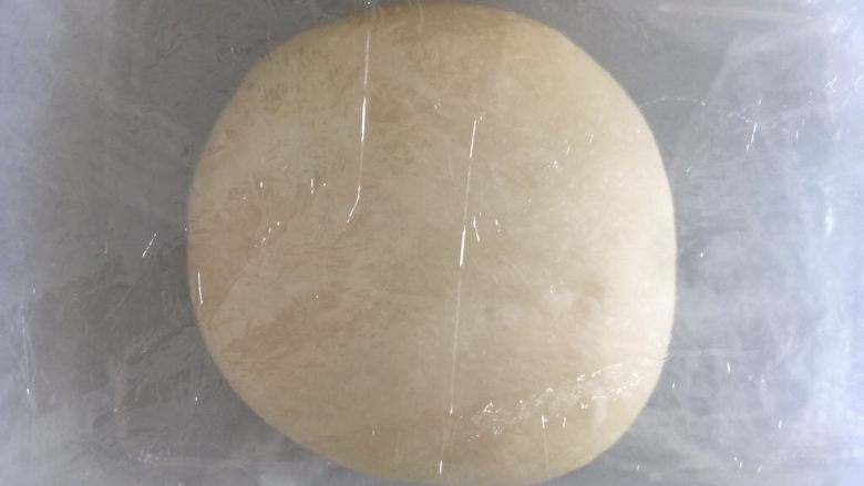 豆沙椰蓉杏仁辫子吐司,稍微整形滚圆放入发酵盒中开始一发,室温26度发酵,时间看状态