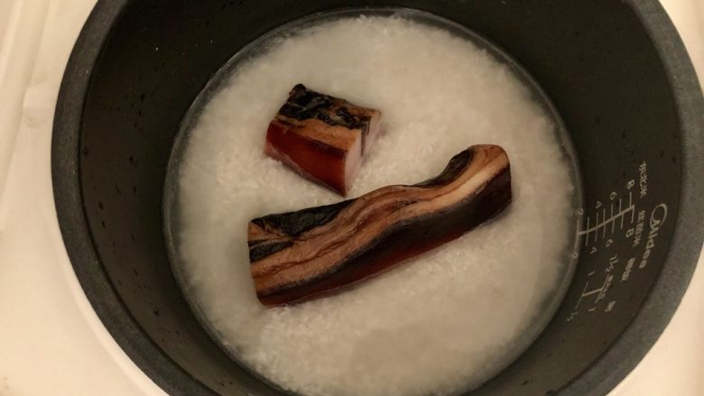 你好,土肥圆先生➕洋葱土豆炒酱油肉,电饭锅煮米饭时把酱油肉一起放进去焖,米饭熟了,酱油肉也蒸好了。酱油肉油脂渗入米粒中,米饭很好吃😋,同时酱油肉的一部分盐分渗出,可以让酱油肉不会太咸。当然也可以单独用蒸锅加水蒸酱油肉20分钟。阿晨建议不要用水煮,没有蒸出来的那么香
