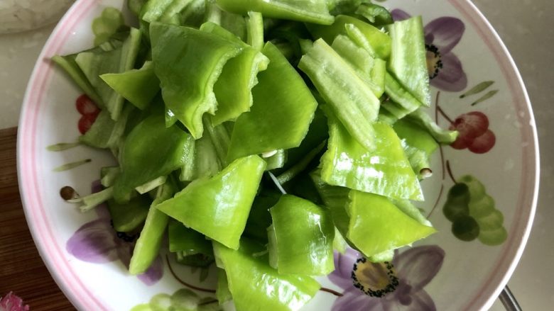 你好,土肥圆先生➕洋葱土豆炒酱油肉,尖椒切三角块如图