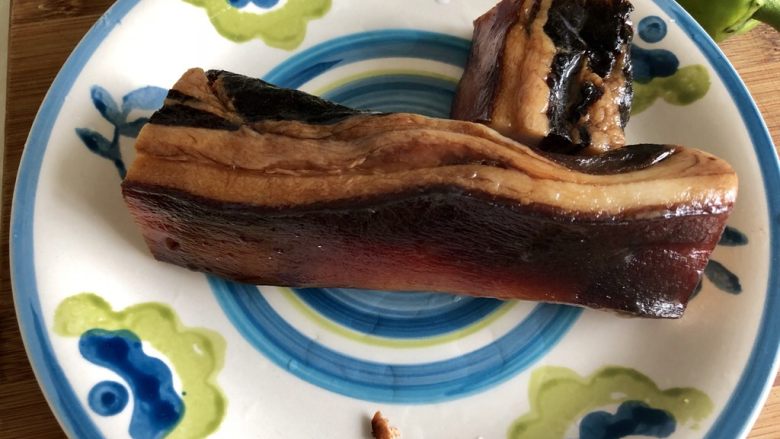 你好,土肥圆先生➕洋葱土豆炒酱油肉,酱油肉用清水洗去表面浮灰。先拿了一块,觉得不够,又切了一小块😛