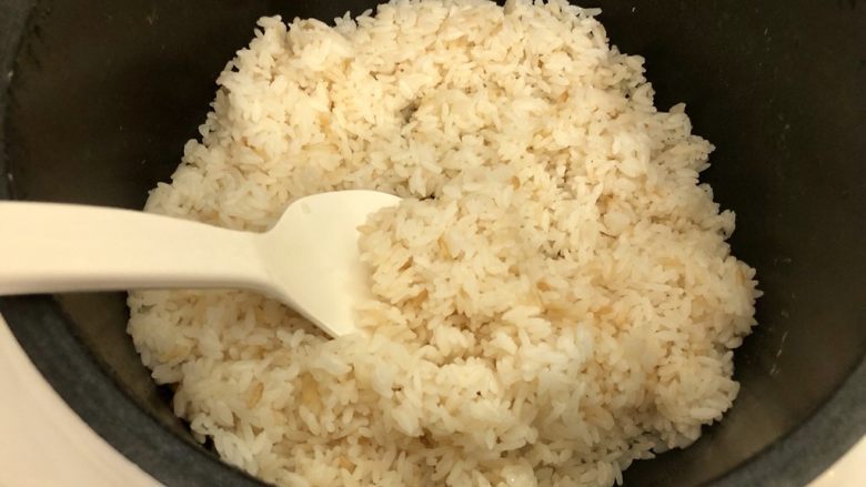 你好,土肥圆先生➕洋葱土豆炒酱油肉,米饭中渗入了酱油肉的油脂,用饭勺拌匀,米粒又Q又润,特别好吃