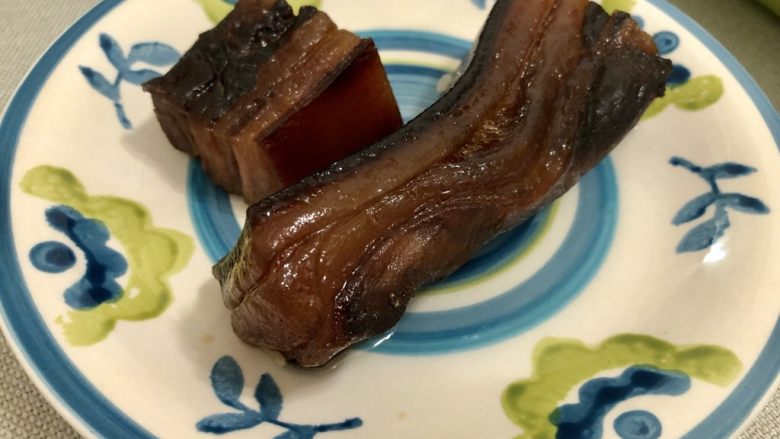 你好,土肥圆先生➕洋葱土豆炒酱油肉,蒸好的酱油肉取出。真的好香啊