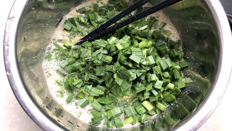 春天的味道➕香韭炒蛋,加入少许食盐,也可以等炒好再放盐