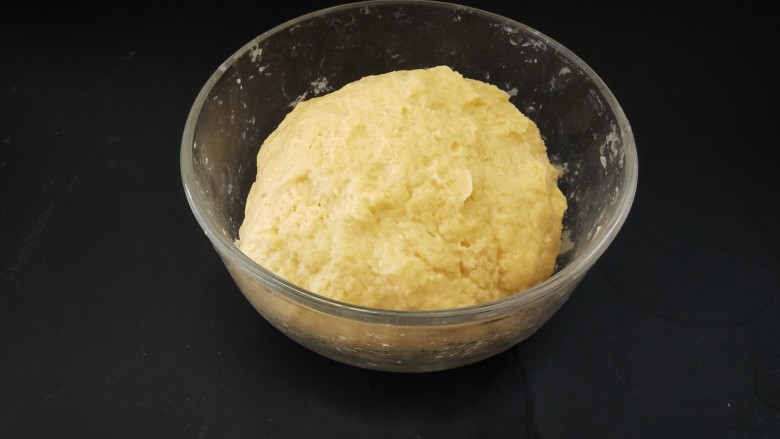 鸡蛋发面饼,和成团,现在这种天气将其松弛30分钟,这个时候的面团还是比较湿、有粘性的,你只要把它弄成团就可以