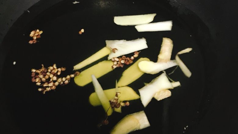 泡椒凤爪,锅洗净，冷水+<a style='color:red;display:inline-block;' href='/shicai/ 2800'>生姜</a>+花椒+黄酒+切好的鸡爪，水开后大火煮8分钟。