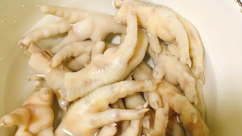 泡椒凤爪,<a style='color:red;display:inline-block;' href='/shicai/ 89'>鸡爪</a>冷水下锅，煮开后2分钟捞出过冷水