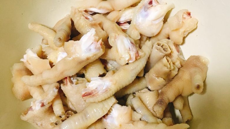 泡椒凤爪,剪掉指甲，切块备用。