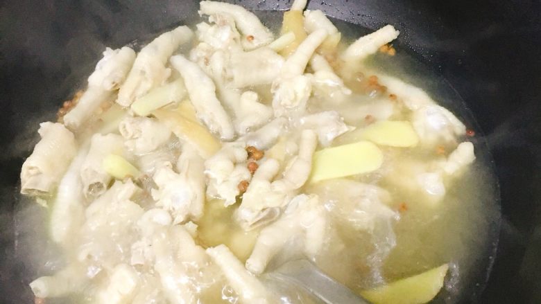 泡椒凤爪,捞出过冷水，反复冷水冲洗至水面没有浮油，沥干水分待用