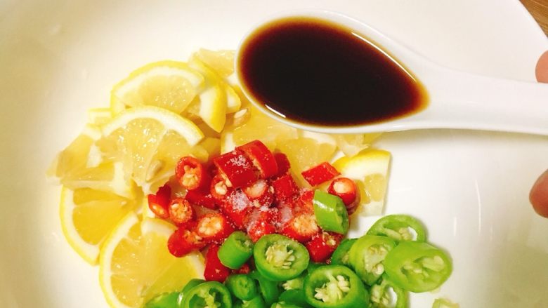 泡椒凤爪,加入少许盐，生抽5汤匙，搅拌均匀