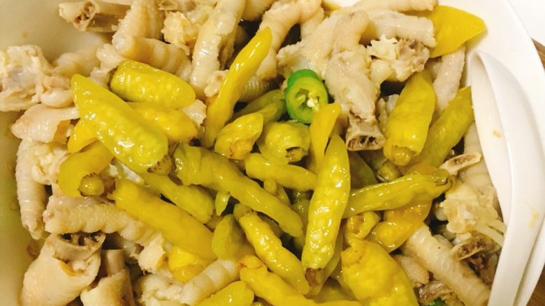 泡椒凤爪,加入鸡爪、<a style='color:red;display:inline-block;' href='/shicai/ 703'>泡椒</a>和冷却的生姜水，搅拌均匀，用保鲜膜封住放入冰箱冷藏12个小时即可