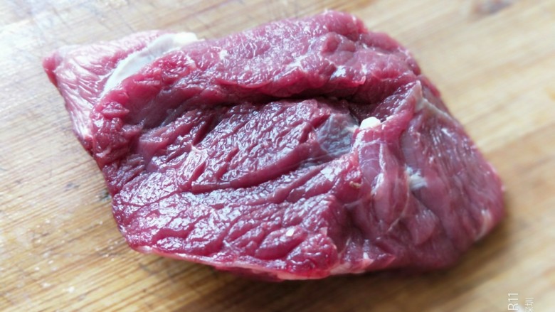 茶树菇洋葱炒牛肉,准备好的<a style='color:red;display:inline-block;' href='/shicai/ 216'>牛肉</a>洗净