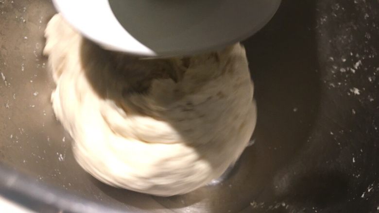 奶酪面包圈,继续慢速搅拌,再五分钟,然后高速1分钟,完成搅拌