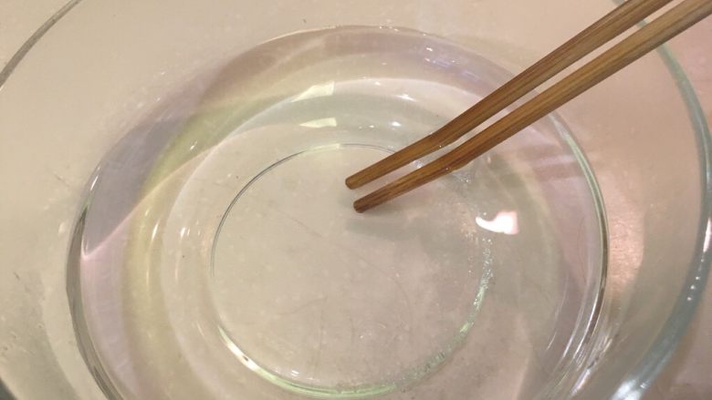 奶酪面包圈,90度左右即可,融化粗盐,这就是碱液了!
