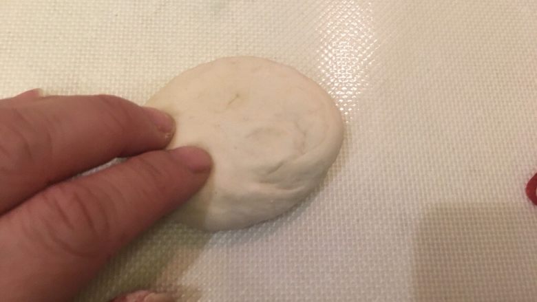 奶酪面包圈,松弛好的面团用手掌轻压,压扁