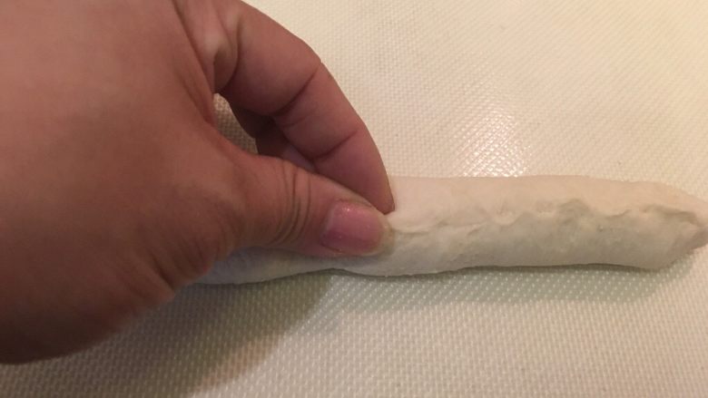 奶酪面包圈,下部往中心捏紧黏好,再重复一次这动作!