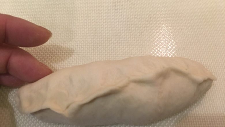 奶酪面包圈,再将下部往中心捏,要捏紧黏好
