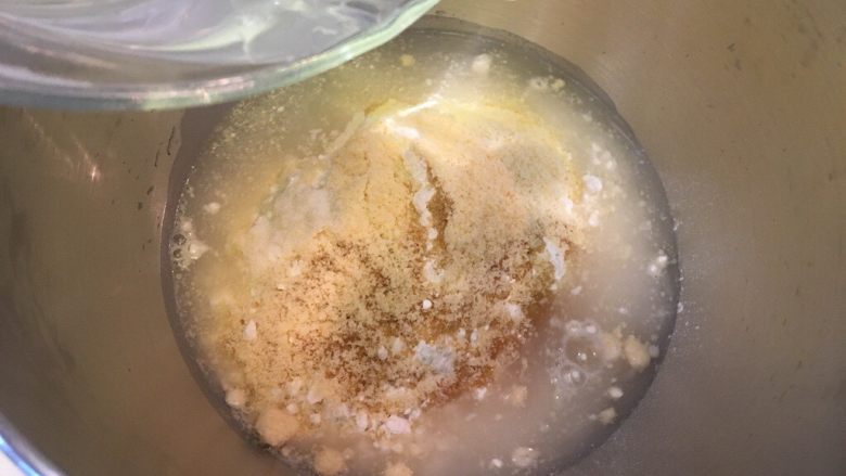 奶酪面包圈,加入水准备做搅拌,水不要一次倒完,留一些看状况慢慢加