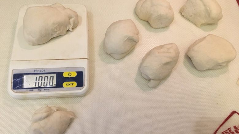 奶酪面包圈,分切成100g6份,剩一小坨,可以均匀分配给6份,或是像我直接做个小的!