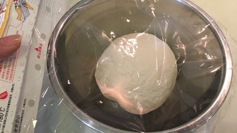 奶酪面包圈,放入面团,常温,第一次发酵,30分钟