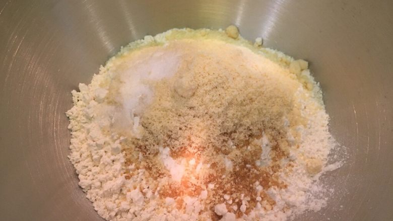 奶酪面包圈,步骤1材料不用过筛,全部加在一起