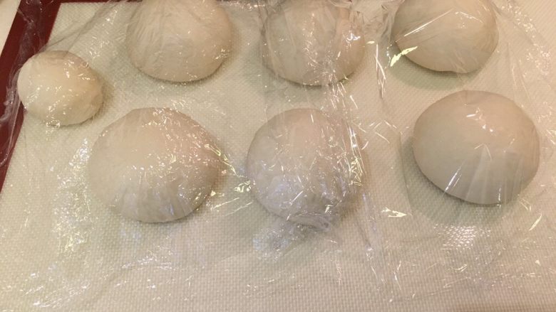 奶酪面包圈,盖上湿布过保鲜膜,松弛15分钟