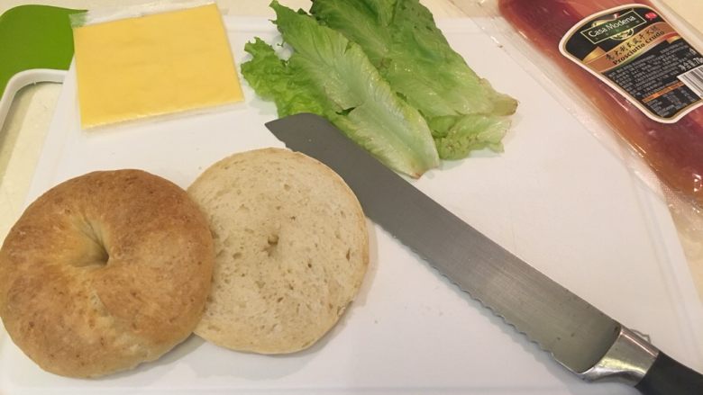 奶酪面包圈,可以变化做起司火腿面包圈!切开,加材料